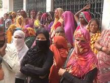 कौशांबी: पैसे नहीं मिलने से नाराज़ लोगों ने बैंक में जड़ा ताला, कर्मचारियों को बनाया बंधक