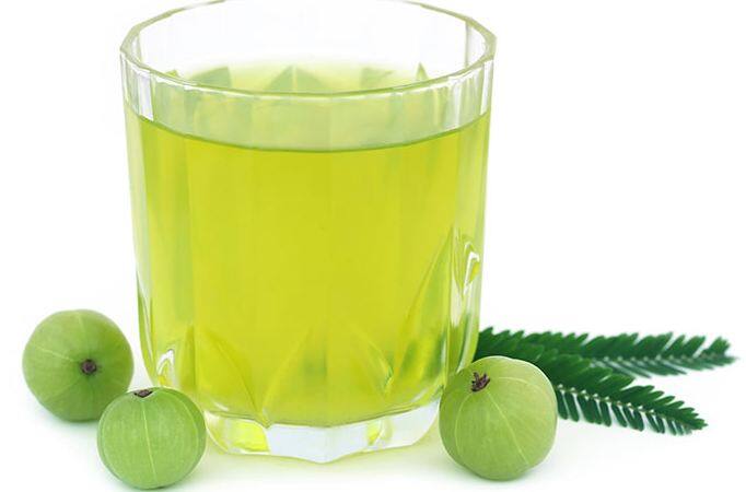आंवला- नैचुरल और जल्‍दी हेयर ग्रोथ के लिए आंवले का इस्तेमाल करें. आंवला विटामिन सी से भरपूर होता है और हेयर लॉस की समस्या को दूर करता है. एंटीऑक्‍सीडेंट और एंटीबैक्टीरियल से भरपूर आंवला के एक चम्मच रस में नींबू मिलाएं. इसे मिक्स करके स्कॉल्प की अच्छी तरह से मसाज करें. रातभर इसे लगा छोड़ दें और सुबह शैंपू कर लें. 