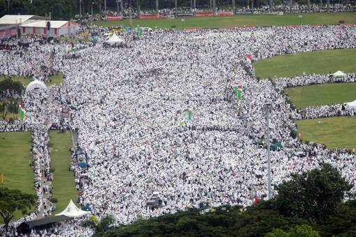 Indonesian Muslims gaइंडोनेशिया की राजधानी जकार्ता में ईशनिंदा (blasphemy) को लेकर विरोध जताते हुए अल्पसंख्यक इसाई गवर्नर के खिलाफ देश के मुस्लिमों ने रैली निकालकर प्रदर्शन किया. 