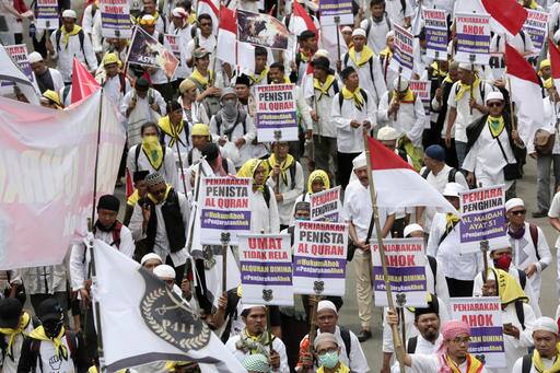 गवर्नर बासुकी ‘अहोक’ टी. पुरनामा के खिलाफ चार नवंबर को प्रदर्शन किया गया था. पुरनामा के खिलाफ ईशनिंदा का मुकदमा चलाया जा रहा है. इस प्रदर्शन में करीब 100,000 लोग शामिल हुए थे. 