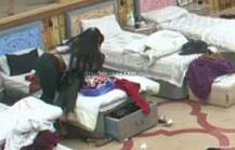 BB10: मनु पंजाबी और मोनालिसा बेड पर इंटिमेट पाए गए