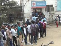 दिसम्बर आया, मुसीबत लाया: महीने की पहली तारीख को ATM के बाहर लगी लंबी लाइन