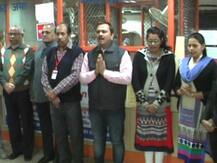 वाराणसी: नोटबंदी की चुनौती का सामना करने के लिए प्रार्थना के साथ शुरु होता है इस बैंक में काम