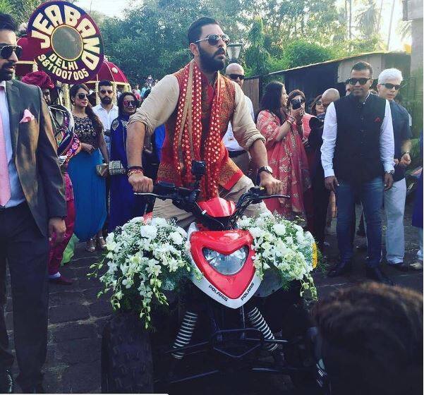 युवराज ने हाल ही में हेजल कीच संग शादी रचाई. शादी की कई सारी तस्वीरें सामने आई हैं. इंस्टाग्राम के अलग-अलग अकाउंट्स से तलाश कर निकाली गई हैं युवराज की शादी की कुछ अनदेखी तस्वीरें जो शायद आपने नहीं देखी होंगी.