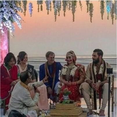 युवराज ने अपनी शादी में लाल रंग की शेरवानी, क्रीम रंग का चूड़ीदार पजामा पहना हुआ था. 