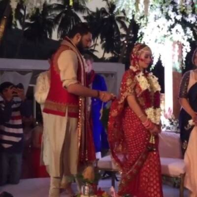 अभिनेत्री हेज़ेल कीच और क्रिकेट खिलाड़ी युवराज सिंह बुधवार को शादी के बंधन में बंध गए. दोनों ने पहले सिख रीति रिवाज से फतेहगढ़ साहिब जिला के गुरुद्वारा में शादी की और बाद में गोवा में हिंदू रीति रिवाज से गोवा में शादी की. आगे की स्लाइड्स में देखें गोवा में हुई शादी की तस्वीरें.