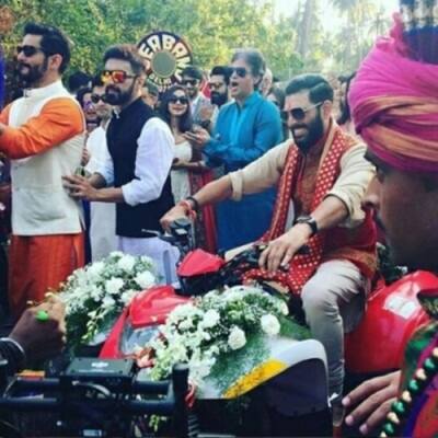 शादी के मौके पर युवराज सिंह अपने रंग में दिखे और शानदार अंदाज में पहुंचे. 