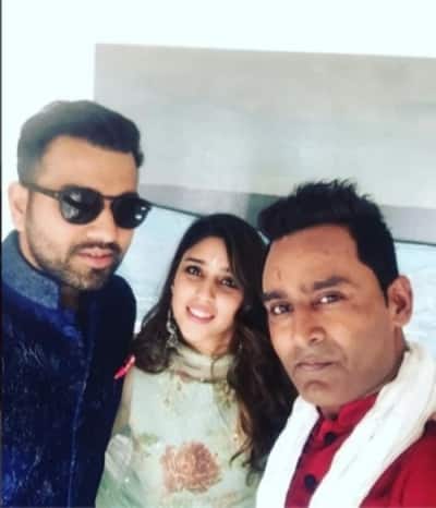 क्रिकेटर रोहित शर्मा और उनकी पत्नी और साथ में है युवराज सिंह के मैनेजर. 