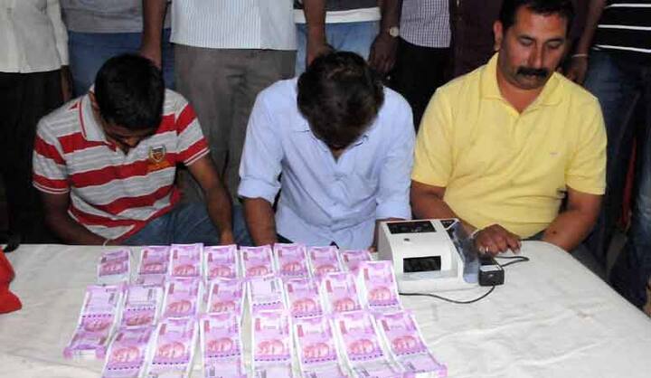 इसी रेड के दौरान पुलिस ने तीन लोगों को गिरफ्तार किया.