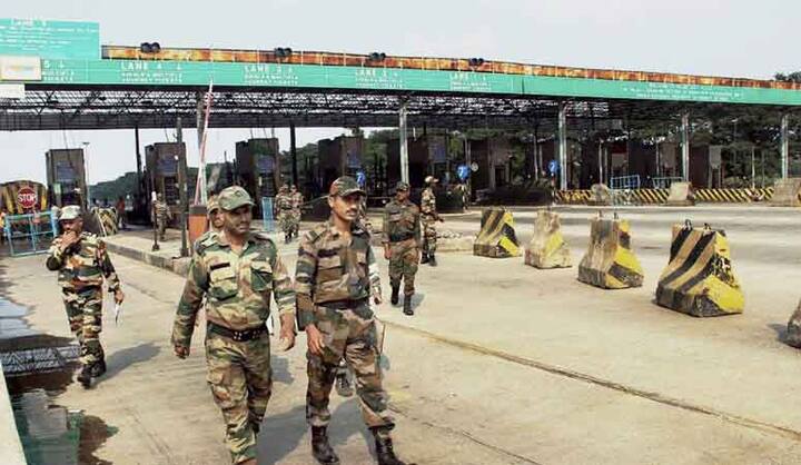 ये तस्वीरें पश्चिम बंगाल में टोल प्लाजा पर सेना की मौजूदगी की हैं.