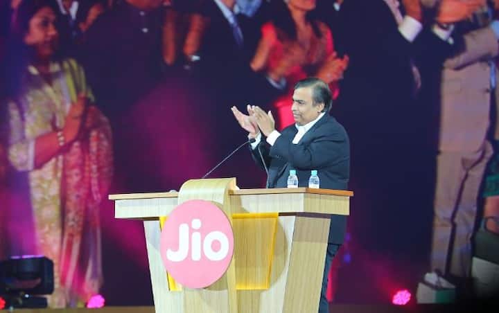 रिलायंस जियो पर सरकार 500 रुपये का जुर्माना लगा सकती है. ये जुर्माना प्रधानमंत्री नरेंद्र मोदी की तस्वीर जियो के प्रिंट और इलेक्ट्रॉनिक एड में इस्तेमाल करने पर देना होगा.
