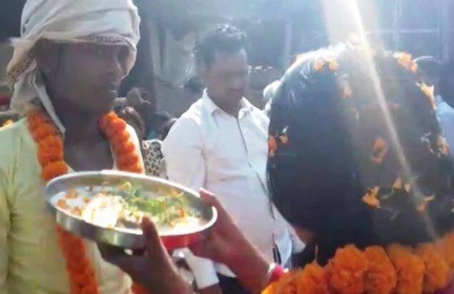 बिहार के कटिहार में सादगी से हुई शादी, खर्च हुए सिर्फ 1100 रुपए After Noteban A Wedding That Cost Only 1100 Rs In Bihar बिहार के कटिहार में सादगी से हुई शादी, खर्च हुए सिर्फ 1100 रुपए