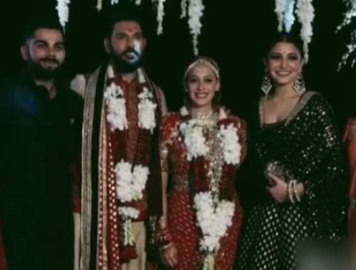 टीम इंडिया के मोस्ट एलिजिबल बेचलर विराट कोहली जमकर नाचे और साथ दिखीं उनकी गर्लफ्रैंड अनुष्का शर्मा जिन्होंने विराट का पूरा साथ दिया.