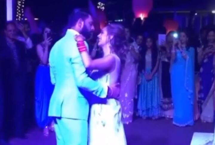 इसके बाद युवराज और हेजल ने बाहों में बाहें डालकर डांस किया..सबसे अंत में देखें दोनों का यह डांस...