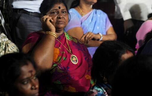 महिला कार्यकर्ताओं और अपने तमाम समर्थकों के बीच जयललिता अम्मा के नाम से मशहूर हैं. देर रात से ही वे अस्पताल के बाहर जमा हैं. 