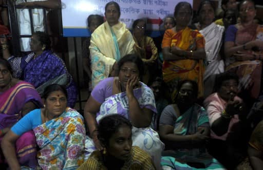 समर्थकों के चेहरे पर मायूसी और चिंता साफ देखी जा सकती है. 