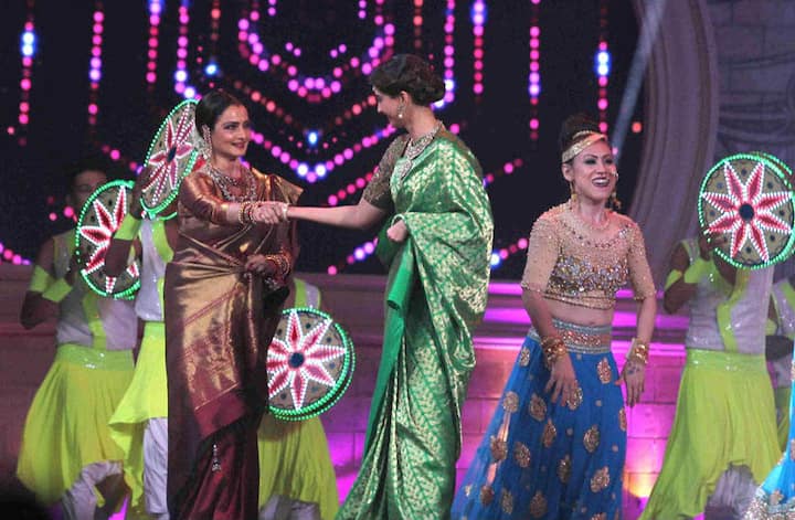 आगे देखिए मंच पर रेखा के इस मनमोहक डांस की कुछ तस्वीरें 