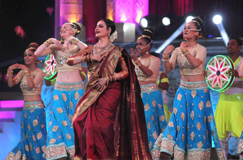  काफी समय बाद रेखा मंच पर इस तरह बेसुध होकर नाचती दिखीं. 