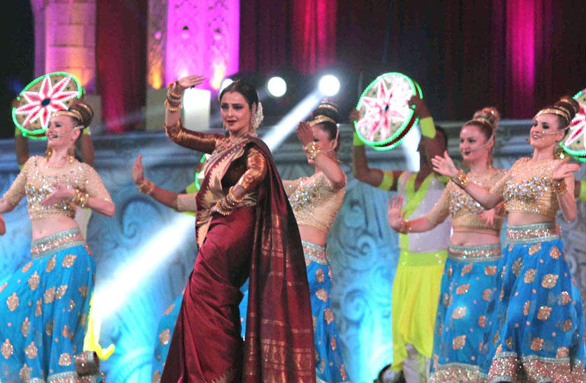 रेखा का ऐसा डांस देख वहां बैठे सितारों सहित सभी दर्शक मनमोहित हो गए. 