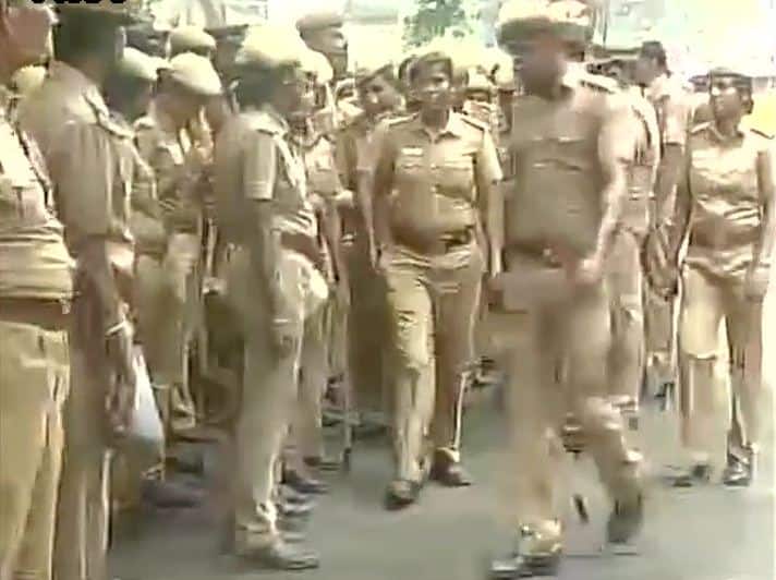 हालात को देखते हुए पुलिस को अस्पताल के बाहर तैनात किया गया है. आगे की स्लाइड्स में देखें अस्पताल के बाहर का नजारा कैसा है. बड़ी संख्या में पुलिस को तैनात किया गया है और समर्थकों की भीड़ बढ़ रही है.