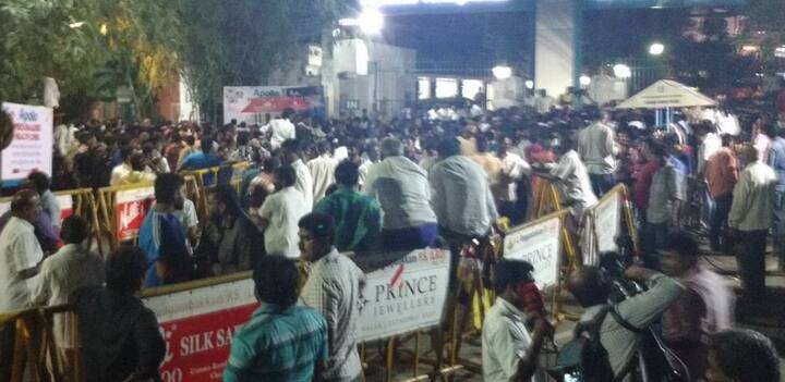 ये खबर फैलते ही चेन्नई में अपोलो हॉस्पिटल के बाहर भारी संख्या में अम्मा के समर्थक जमा हो गए.