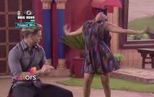 BB10: जब जेसन और मोनालिसा ने अपनी परफॉर्मेंस से लगा दी घर के अंदर \'आग\' 