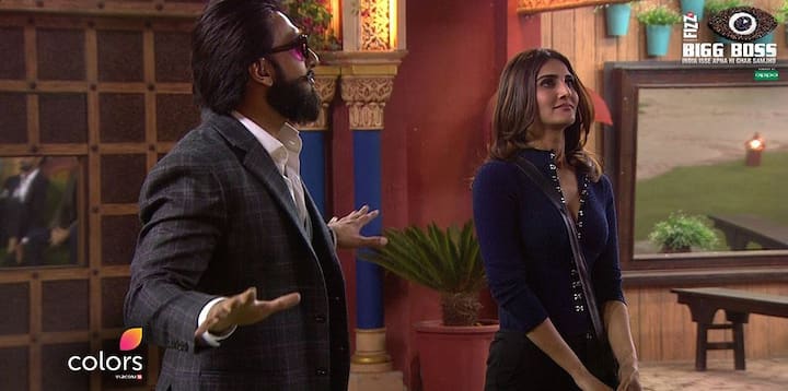  इसके अलावा रणवीर और वानी 'बिग बॉस' के घर के अंदर भी गए थे, जहां दोनों ने शो के कंटेस्टेंट्स से भी मुलाकात की. इसके बाद उस वक्त जेसन शाह और मोनालिसा ने अपने अंदाज से शो के टेम्परेचर और बढ़ा दिया. जहां जेसन ने वानी कपूर के सामने 'आज फिर तुम पे प्यार आया है' गाने पर पोल डांस किया वो वहीं मोनालिसा जेसन को 'रिझाने' के लिए अपनी परफॉर्मेंस दी. 