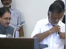 \'अम्मा\' की तस्वीर के साथ पन्नीरसेल्वम ने ली मुख्यमंत्री पद की शपथ