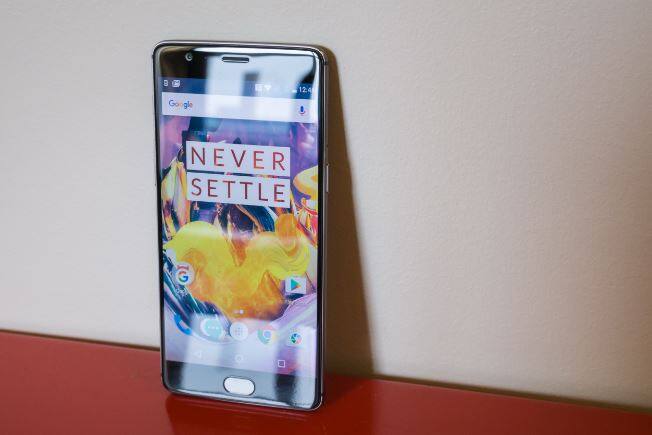 बात फोटोग्राफी फ्रंट की करें तो इसमें वनप्लस 3 की तरह 3T में भी Sony IMX 298 सेंसर वाला 16 मेगापिक्सल का रियर कैमरा दिया गया है वहीं सेल्फी कैमरे में कंपनी ने बड़ा बदलाव किया है वनप्लस 3T में 16 मेगापिक्सल फ्रंट कैमरा दिया गया है. ये 4k रिकॉर्डुंग सपोर्ट करता है साथ ही इसमें इंटेलिजेंट पिक्सल टेक्नॉलजी दी गई है जो कम रोशनी में भी बेहतरीन तस्वीर देगा.