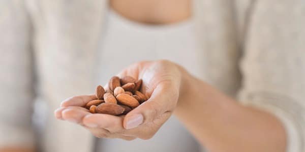 Handful Of Nuts A Day Keeps Doctor Away मुठ्ठीभर बादाम रखेगा कैंसर से दूर और करेगा दिल को हेल्दी!