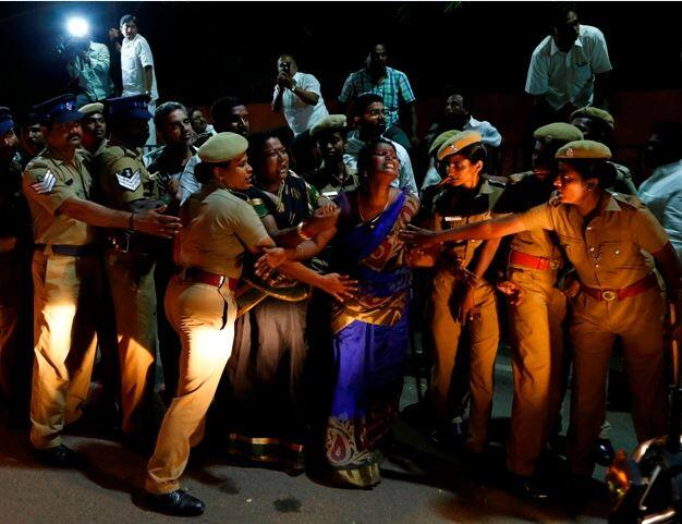 जयललिता के निधन से उनके समर्थकों में मातम पसर गया.