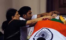 पसंदीदा हरे रंग की साड़ी में लिपटा हुआ है जयललिता का पार्थिव शरीर