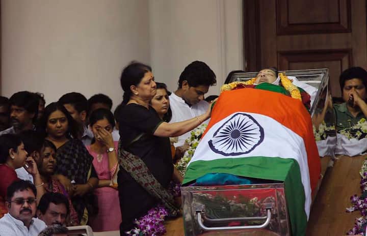छह बार तमिलनाडु की मुख्यमंत्री रहीं जयललिता का पार्थिव शरीर शीशे के बक्से में रखा गया है. यह बक्सा राजाजी हॉल की सीढ़ियों पर रखा गया है और सेना के चार जवानों ने उसे राष्ट्रीय ध्वज से ढक दिया है. राज्य के मुख्यमंत्री ओ पन्नीरसेल्वम और उनके सहयोगी मंत्रिमंडलीय सहयोगियों, सांसदों, विधायकों तथा राज्य के वरिष्ठ सरकारी अधिकारियों ने दिवंगत मुख्यमंत्री को सबसे पहले श्रद्धांजलि दी.