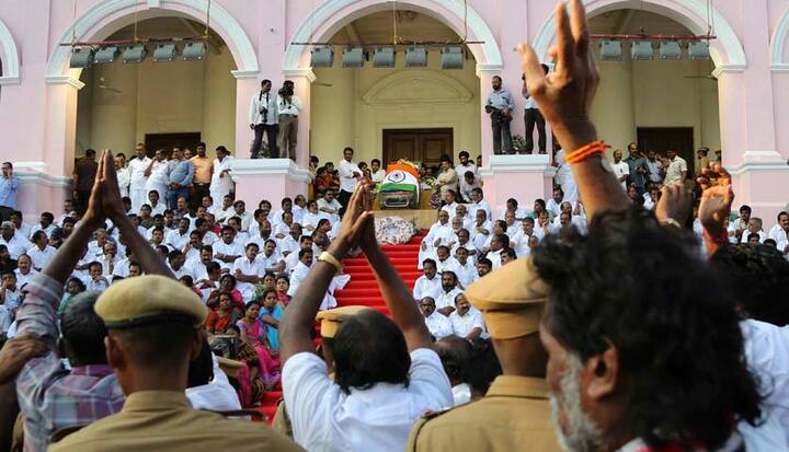 उस जगह की सुरक्षा व्यवस्था काफी कड़ी कर दी गई है, जहां नम आंखों से लोग अपनी 68 वर्षीय ‘अम्मा’ को आखिरी विदाई देने के लिए कतार में खड़े हैं.