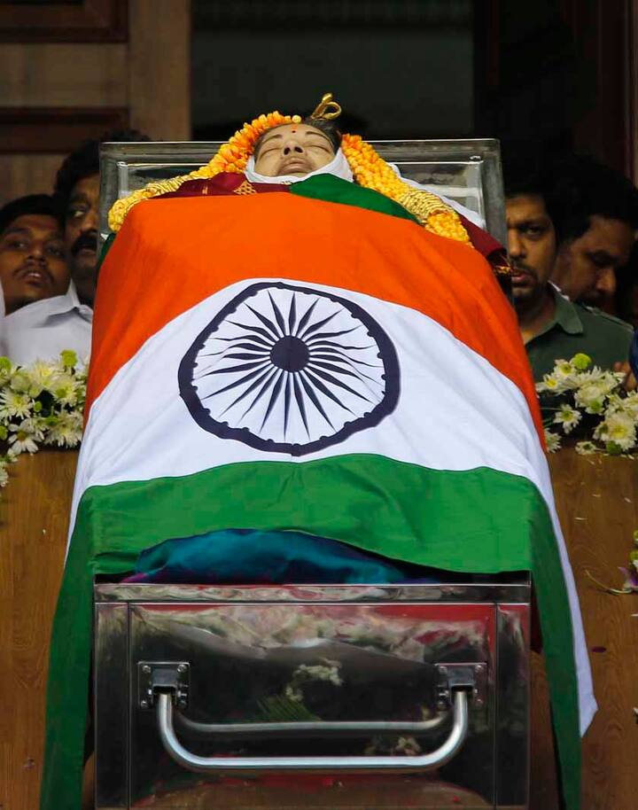 अन्नाद्रमुक प्रमुख और तमिलनाडु की दिवंगत मुख्यमंत्री जे जयललिता का पार्थिव शरीर राजाजी हॉल में रखा गया है ताकि जनता उन्हें अंतिम श्रद्धांजलि दे सके.