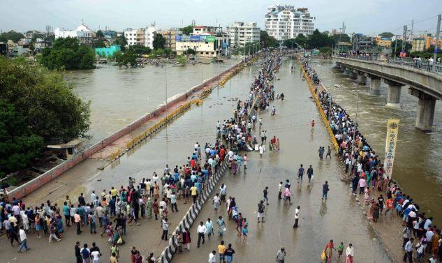 प्रकृति ने भी साल के अंतिम माह दिसंबर में ही राज्य में कहर बरपाया था. तमिलनाडु में 26 दिसंबर 2004 को भीषण सुनामी आयी थी, जबकि दिसंबर 2015 में अभूतपूर्व मूसलाधार बारिश हुई थी जिसके खौफ से चेन्नई, कांचीपुरम, कुड्डालोर, तिरूवल्लूर और तूतुकुड़ी के लोग अब तक नहीं उबर पाए हैं.