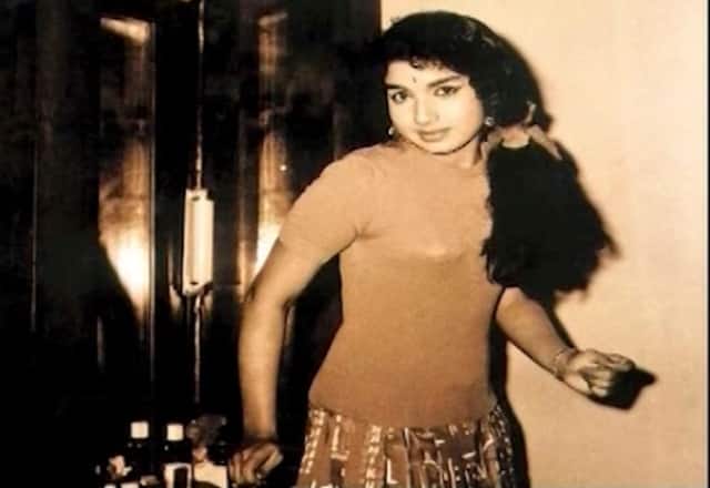 तमिलों के बीच अम्मा के नाम से लोकप्रिय जयललिता ने अपने पांच साल के कार्यकाल में जनता को लुभाने वाले खूब काम किये. जयललिता ने ‘अम्मा कैंटीन’ शुरू की थी जहां बेहद कम दामों पर भोजन मुहैया कराया जाता है. इतना ही नहीं जयललिता ने अपने शासन के दौरान जनता के लिए अम्मा नाम से एक नया ब्रांड ही शुरू कर दिया. तमिलनाडु में अम्मा मिनरल वॉटर, अम्मा सब्जी की दुकान, अम्मा फार्मेसी यहां तक कि अम्मा सीमेंट भी सस्ती कीमत पर बाजार में मिलने लगे.