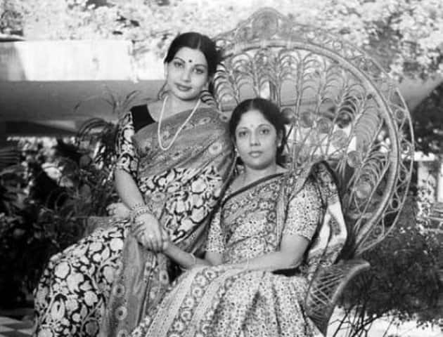जयललिता का जन्म एक तमिल परिवार में 24 फरवरी, 1948 में हुआ और वो कर्नाटक के मेलुरकोट गांव में पैदा हुई. मैसूर में संध्या और जयरामन दंपति के ब्राह्मण परिवार में जन्मीं जयललिता की शिक्षा चर्च पार्क कॉन्वेंट स्कूल में हुई. जयललिता के पिता का तब निधन हो गया था जब वे केवल दो वर्ष की थीं. उनकी मां जयललिता को साथ लेकर बेंगलुरू चली गई थीं जहां उनके माता-पिता रहते थे. बाद में उनकी मां ने तमिल सिनेमा में काम करना शुरू कर दिया.