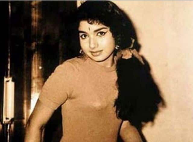 अपने राजनैतिक गुरू एम जी रामचंद्रन के साथ उनका दूसरा दौर राजनीति में शुरू हुआ. एमजी रामचंद्रन जब राजनीति में चले गए तो करीब दस साल तक उनका जयललिता से कोई नाता नहीं रहा. लेकिन 1982 में एम जी रामचंद्रन उन्हें राजनीति में लेकर आए. हालांकि इस बात से जयललिता ने हमेशा इंकार किया. रामचंद्रन चाहते थे कि जयललिता राज्यसभा पहुंचे क्योंकि उनकी अंग्रेजी बहुत अच्छी थी. जयललिता 1984-1989 तक राज्यसभा सदस्य बनीं और साथ ही उन्हें पार्टी का प्रचार सचिव भी नियुक्त किया गया.
