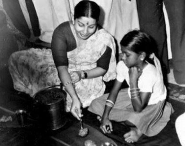 एक खूबसूरत दिल मोहने वाली हीरोईन से सख्त आयरन लेडी तक का सफर जयललिता के लिए आसान नहीं रहा है. इन सालों में जयललिता ने देखी है उन्हें मारे जाने की साजिश, उन्हें कुर्सी से उखाड़ फेंकने के दांव-पेंच और भ्रष्टाचार के ऐसे आरोप जो किवदंती तक बन गए. लेकिन हर बार जयललिता इन सबसे निजात पाने में कामयाब रहीं.