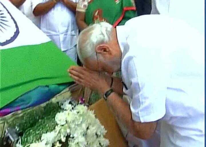 मोदी ने शीष झुकाकर अपना दिवगंत जयललिता को अपनी श्रद्धांजलि दी. 