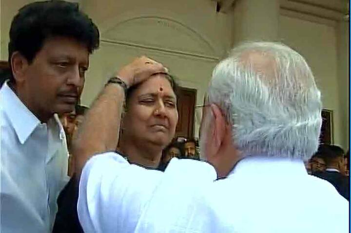 मोदी जब शशिकला से मिले तो जयललिता क्षति को लेकर अपने जज्बात को रोक नहीं पाए और भावुक हो गए.