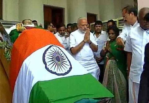 जयललिता को श्रद्धांजलि देते समय भावुक हुए प्रधानमंत्री मोदी जयललिता को श्रद्धांजलि देते समय भावुक हुए प्रधानमंत्री मोदी
