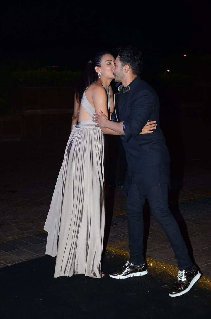 बॉलीवुड के मशहूर डिजाइनर मनीष मल्होत्रा की बर्थडे पार्टी का आयोजन रविवार रात करन जौहर ने आयोजित किया जिसमें बॉलीवुड के करीब सभी बड़े सितारे पहुंचे. इस पार्टी में स्टूडेंट ऑफ द ईयर फेम वरुण धवन भी पहुंचे. वरुण काफी हैंडसम लग रहे थे. देखें तस्वीरें- 
