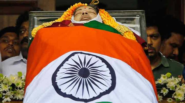  जयललिता के पार्थिव शरीर को राष्ट्रीय ध्वज तिरंगे से ढका गया है और पुरातात्विक महत्व वाली इमारत राजाजी हॉल की सीढ़ियों पर रखा गया है.