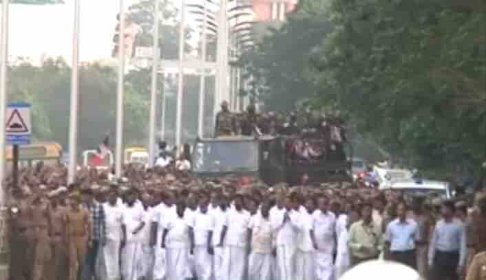 धर्म, जाति और उम्र की सीमाओं से परे लोग बड़ी संख्या में अपनी प्यारी और श्रद्धेय नेता जे जयललिता को अंतिम श्रद्धांजलि देने के लिए पहुंचे. शहर में सार्वजनिक परिवहन के साधन नहीं चल रहे और ऐसे में लोगों को लंबी दूरी तक पैदल चलने में भी परहेज नहीं.
