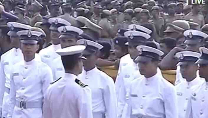 लोग जयललिता की एक झलक पाने के लिए अपनी सहूलियत के अनुसार खिड़कियों, दरवाजों और राजाजी हॉल के पास बने सरकारी सुपर स्पेशियल्टी अस्पतालों के सायबानों और निजी इमारतों पर एकत्र हुए.