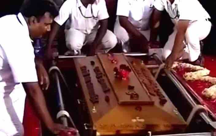 मरीना बीच पर एमजीआर की समाधि के पास जयललिता के शव को चंदन की लकड़ी के ताबूत में रख कर बंद किया गया. इसके बाद ताबूत को धीरे धीरे जमीन में दफनाया गया.