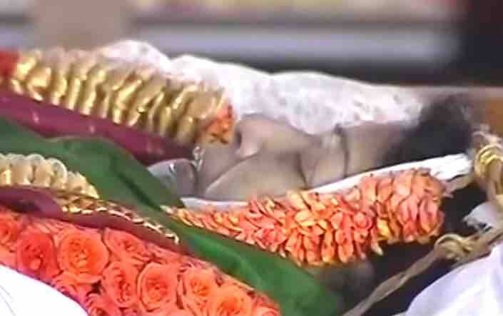 जयललिता का अंतिम संस्कार पूरे राजकीय सम्मान के साथ किया गया.