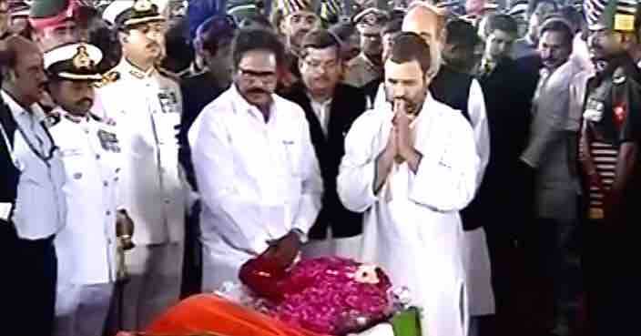 कांग्रेस उपाध्यक्ष राहुल गांधी ने और कांग्रेस नेता गुलाम नबी आजाद ने जयललिता को अंतिम दर्शन कर श्रद्धांजलि दी.
